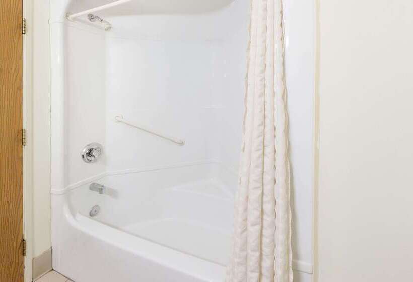 فندق Travelodge By Wyndham Romulus Detroit Airport