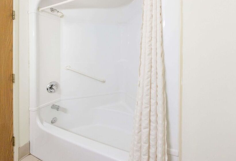 فندق Travelodge By Wyndham Romulus Detroit Airport