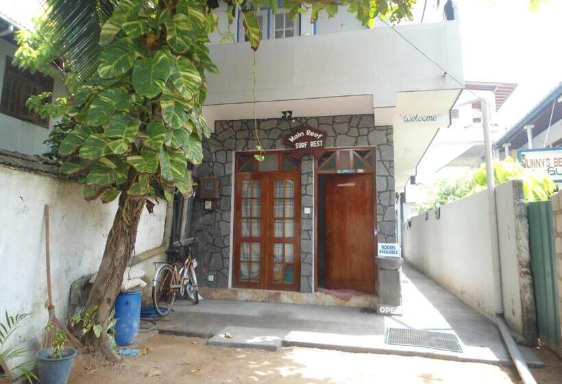 Отель Main Reef Guest House