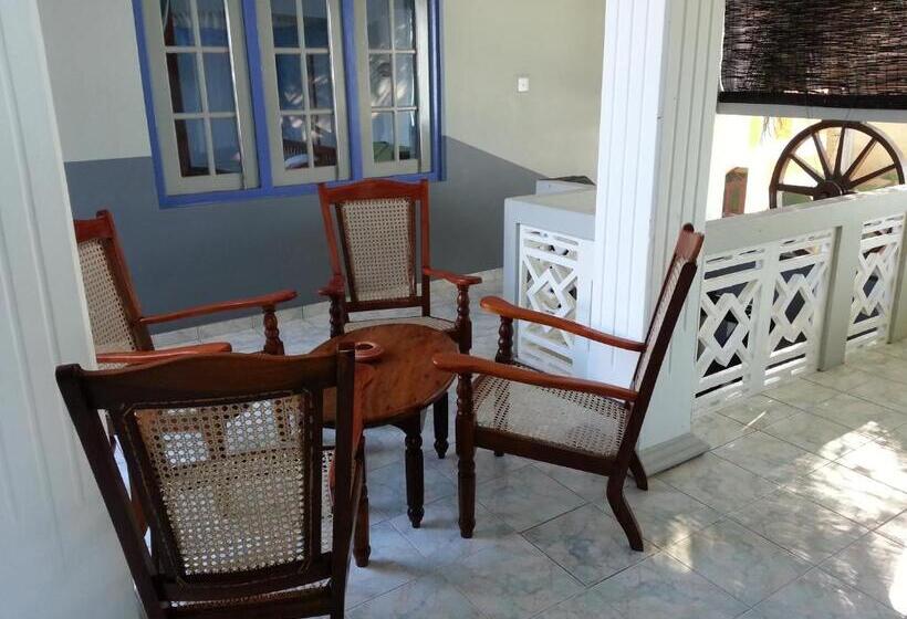 Отель Main Reef Guest House