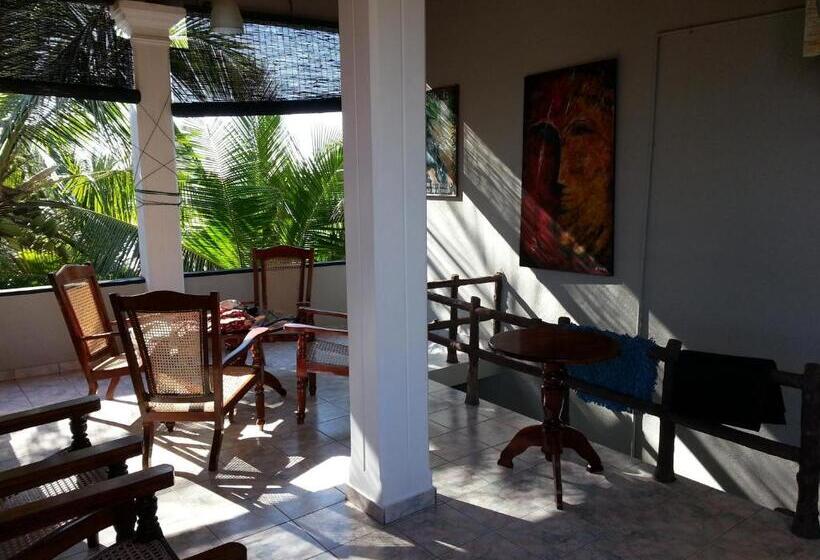 Отель Main Reef Guest House