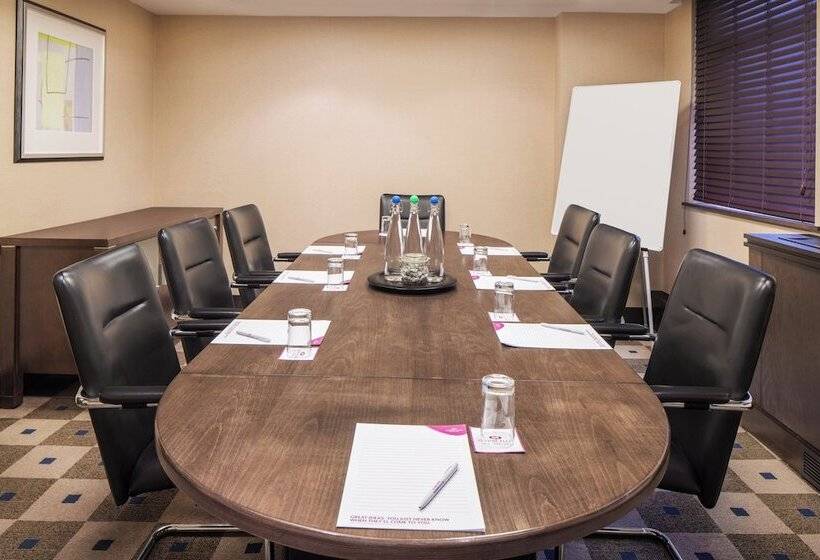 Отель Crowne Plaza London Gatwick Airport, An Ihg