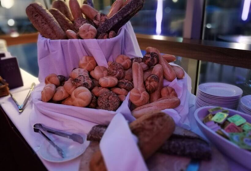 Отель Crowne Plaza London Gatwick Airport, An Ihg