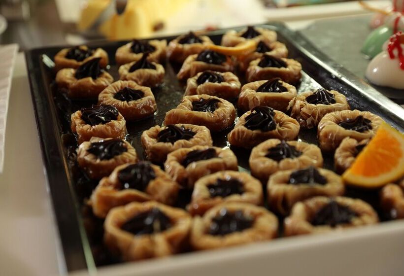 Отель Eri Beach & Village