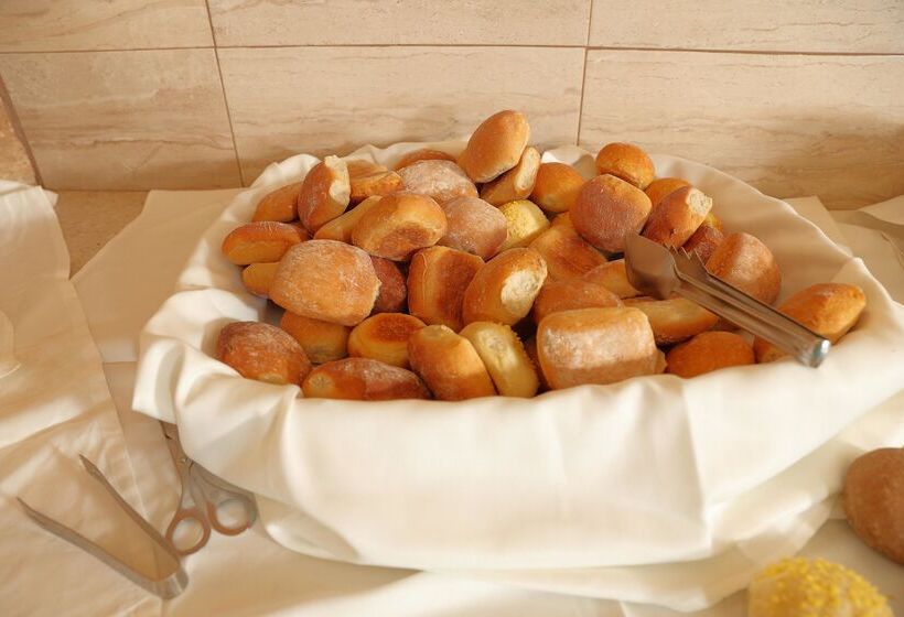 Отель Eri Beach & Village