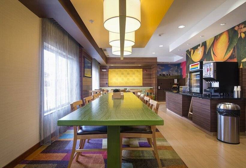 Отель Comfort Inn & Suites Green Bay Stadium Area