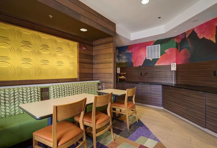 Отель Comfort Inn & Suites Green Bay Stadium Area