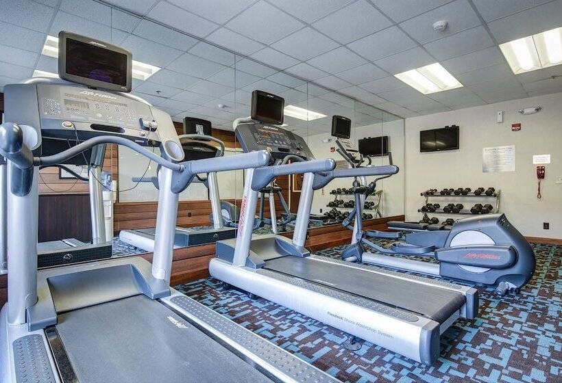 Отель Comfort Inn & Suites Green Bay Stadium Area