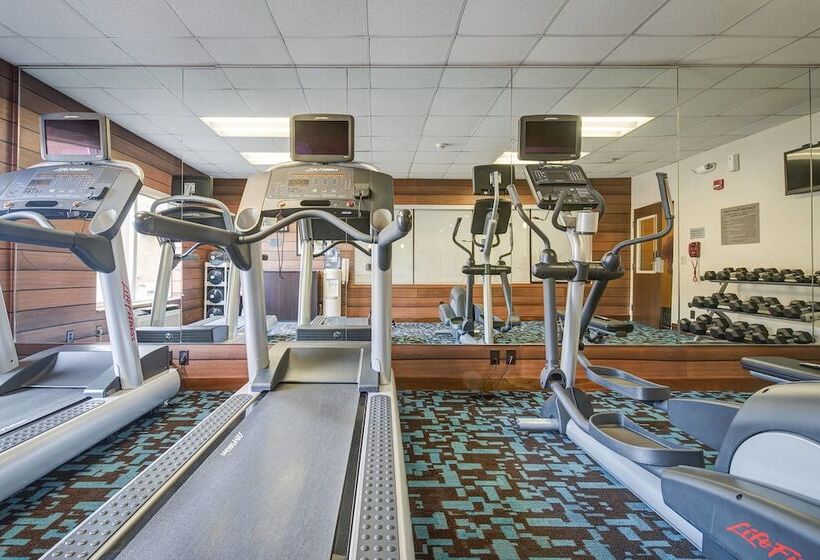 Отель Comfort Inn & Suites Green Bay Stadium Area