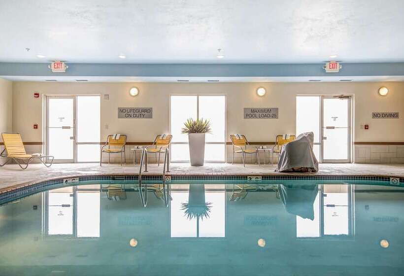 Отель Comfort Inn & Suites Green Bay Stadium Area