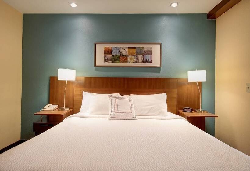 Отель Comfort Inn & Suites Green Bay Stadium Area