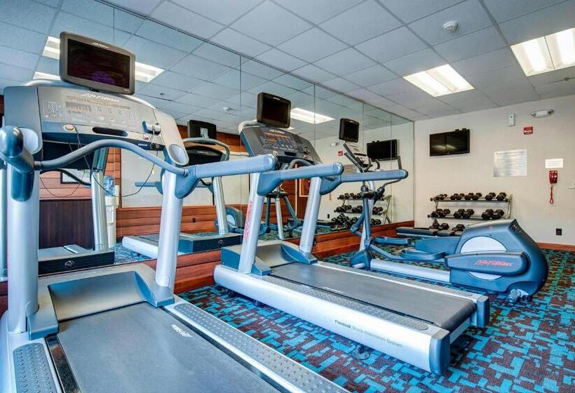 Отель Comfort Inn & Suites Green Bay Stadium Area