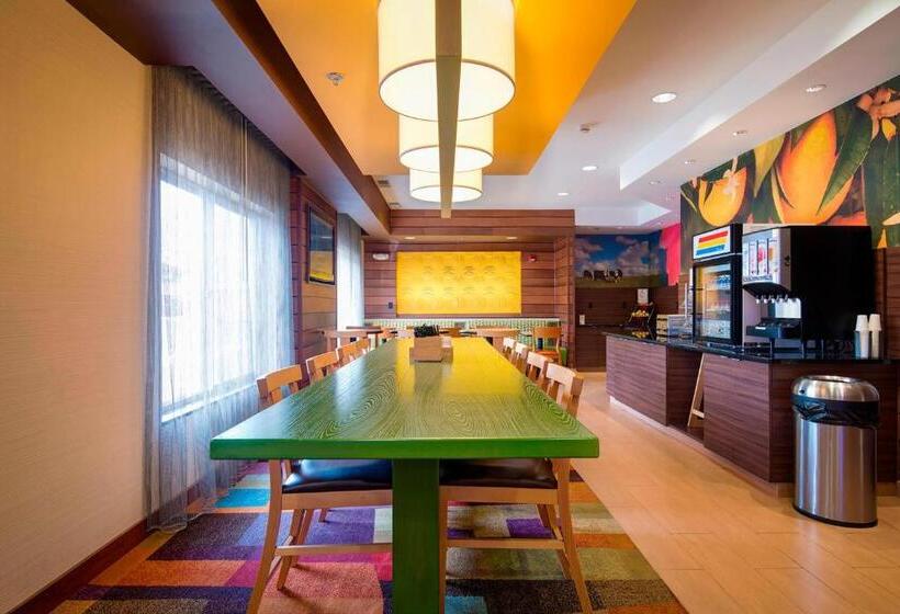 Отель Comfort Inn & Suites Green Bay Stadium Area