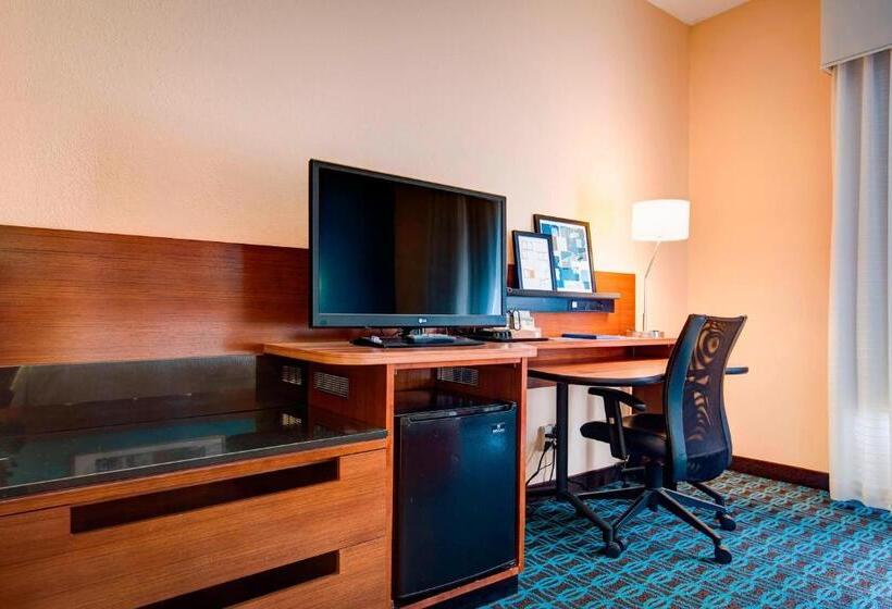 Отель Comfort Inn & Suites Green Bay Stadium Area
