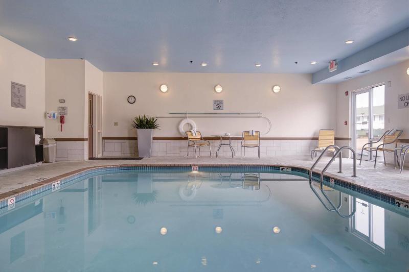 Отель Comfort Inn & Suites Green Bay Stadium Area