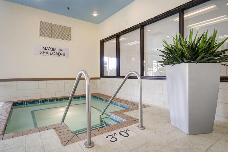 Отель Comfort Inn & Suites Green Bay Stadium Area