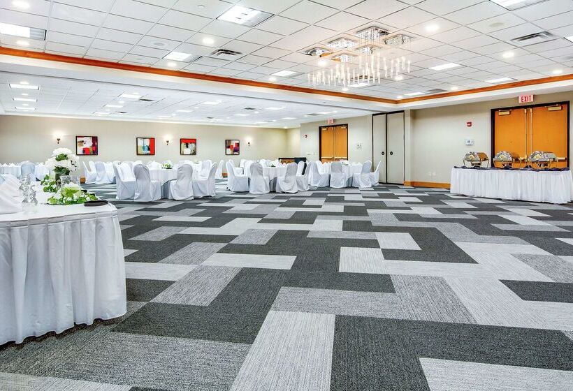 בית מלון כפרי Hilton Garden Inn Louisville Airport