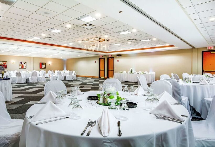 בית מלון כפרי Hilton Garden Inn Louisville Airport