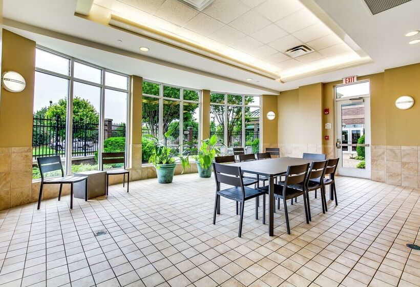 בית מלון כפרי Hilton Garden Inn Louisville Airport