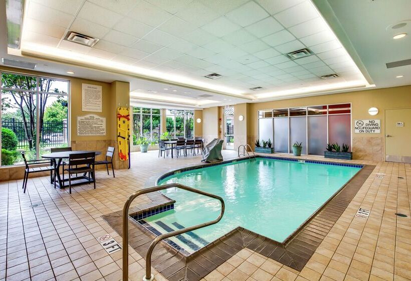 בית מלון כפרי Hilton Garden Inn Louisville Airport