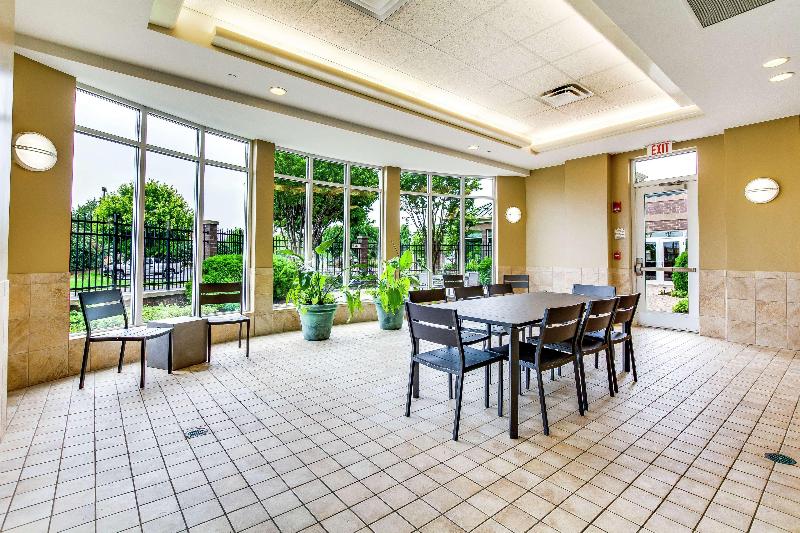 בית מלון כפרי Hilton Garden Inn Louisville Airport