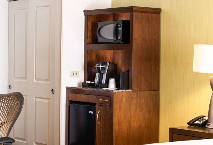 Отель Hilton Garden Inn Portland Airport