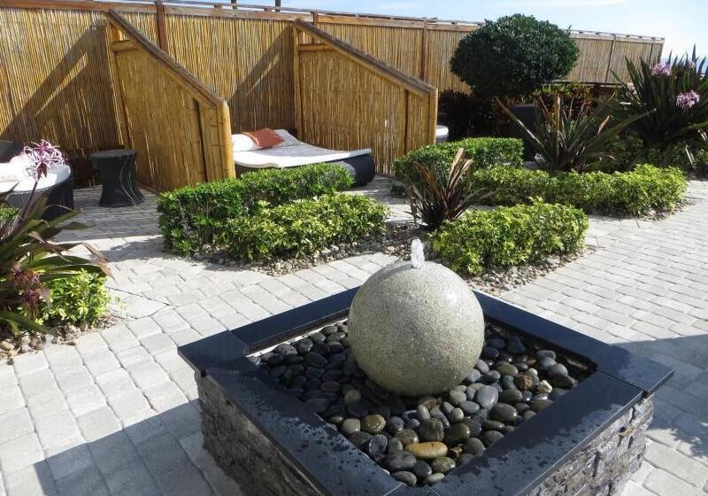 فندق La Breeze Inn & Suites