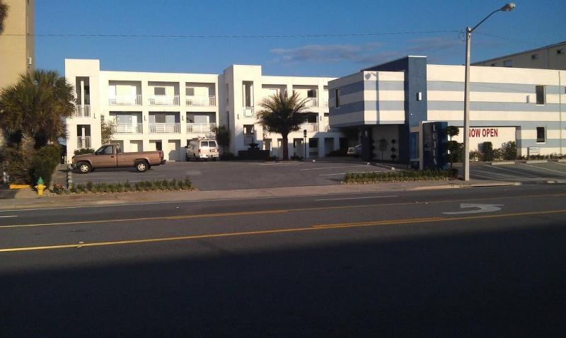 فندق La Breeze Inn & Suites