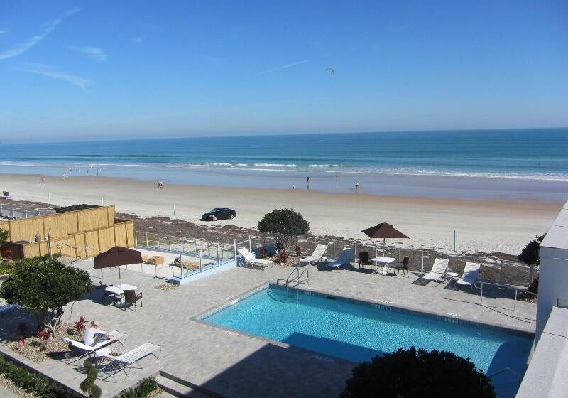 فندق La Breeze Inn & Suites