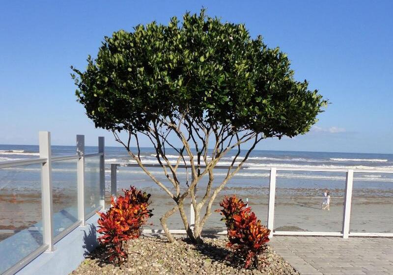 فندق La Breeze Inn & Suites