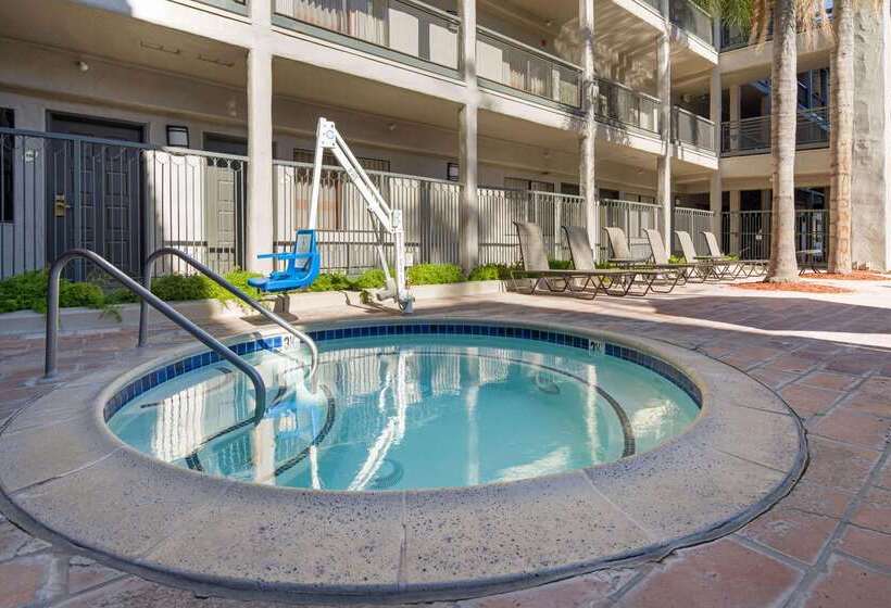 فندق La Quinta By Wyndham Orange County Airport