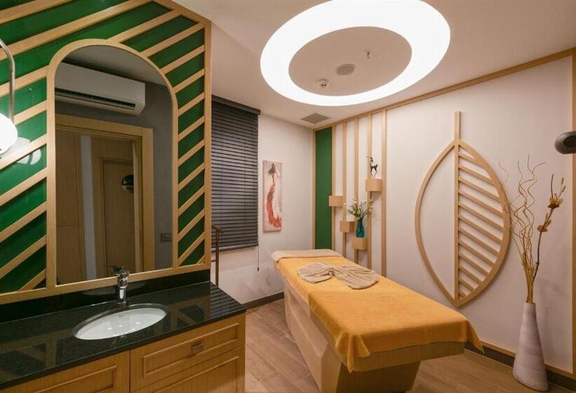 Отель Novum Garden Side