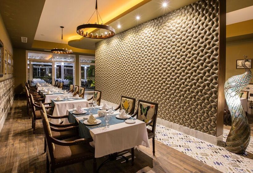 Отель Palm Wings Ephesus Beach Resort