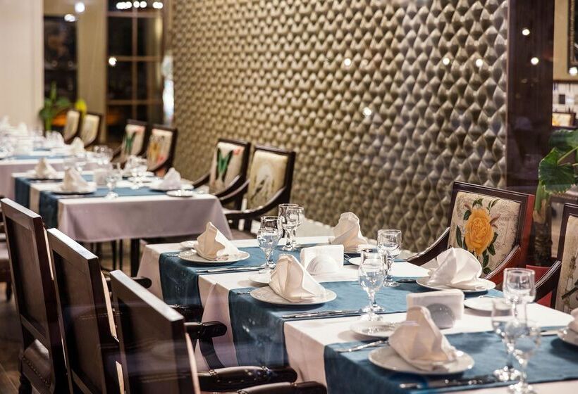 Отель Palm Wings Ephesus Beach Resort