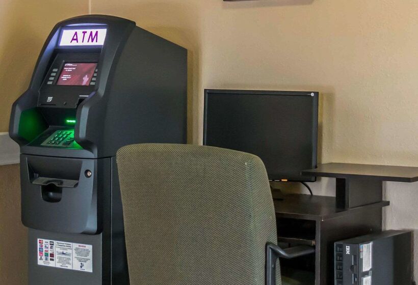 בית מלון כפרי Rodeway Inn Near Ybor City  Casino