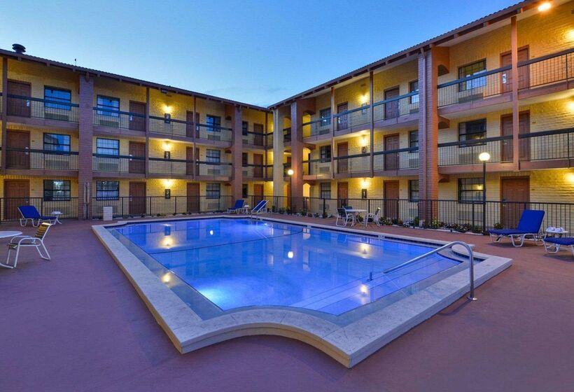 בית מלון כפרי Rodeway Inn Near Ybor City  Casino