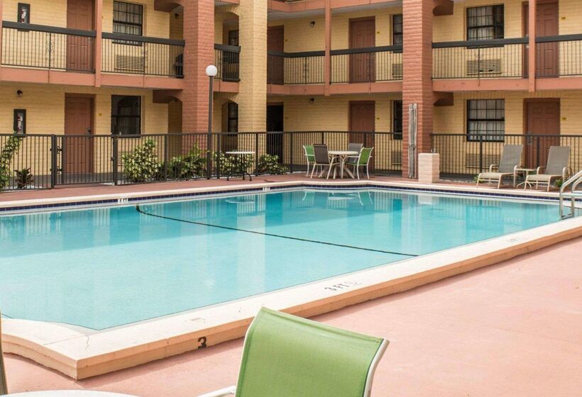 בית מלון כפרי Rodeway Inn Near Ybor City  Casino