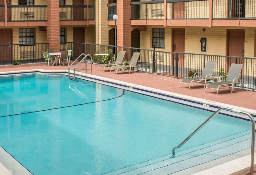 בית מלון כפרי Rodeway Inn Near Ybor City  Casino