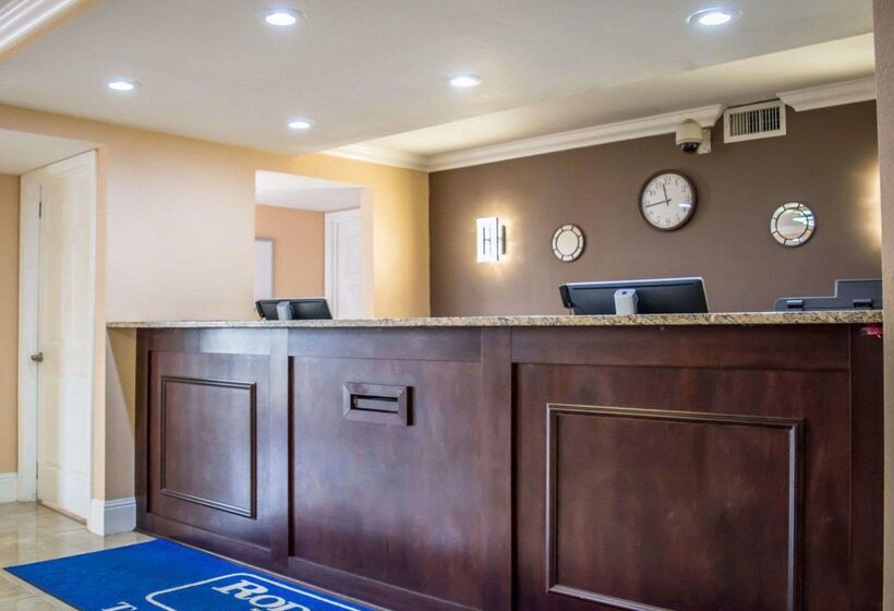 בית מלון כפרי Rodeway Inn Near Ybor City  Casino