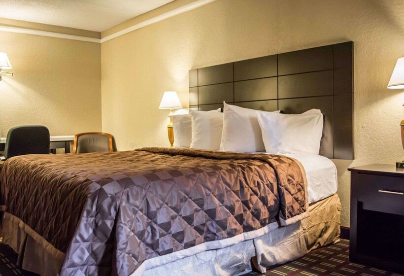 בית מלון כפרי Rodeway Inn Near Ybor City  Casino