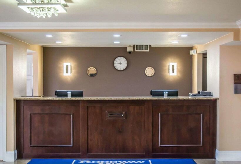 בית מלון כפרי Rodeway Inn Near Ybor City  Casino