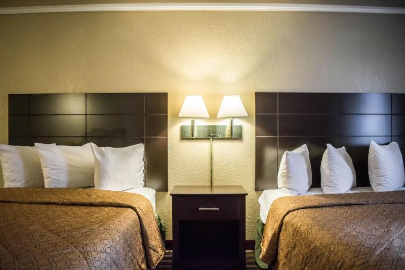 בית מלון כפרי Rodeway Inn Near Ybor City  Casino