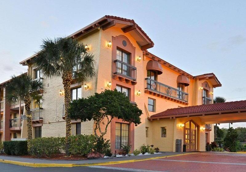 בית מלון כפרי Rodeway Inn Near Ybor City  Casino