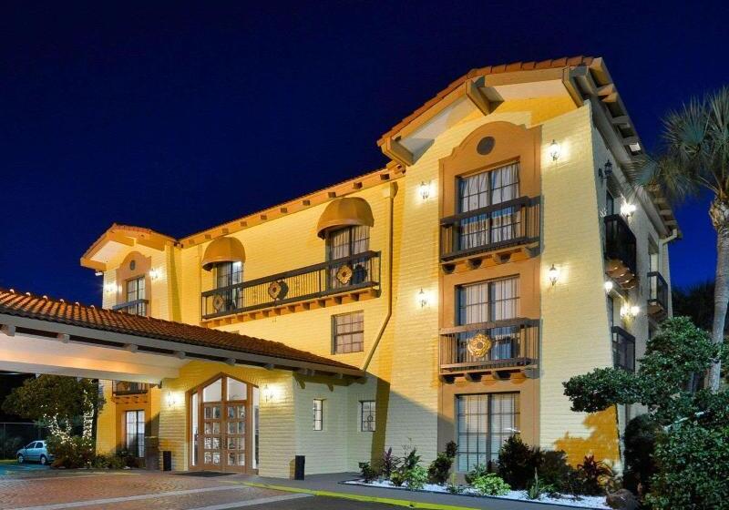 בית מלון כפרי Rodeway Inn Near Ybor City  Casino