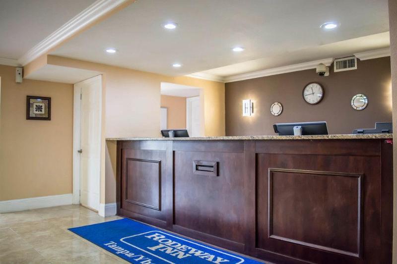 בית מלון כפרי Rodeway Inn Near Ybor City  Casino