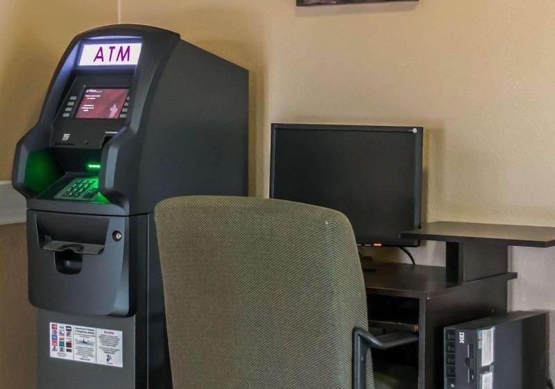 בית מלון כפרי Rodeway Inn Near Ybor City  Casino