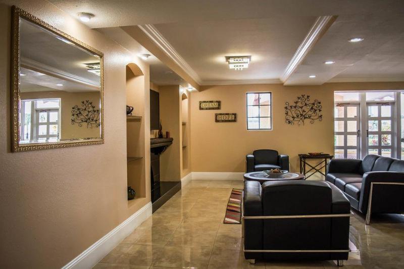 בית מלון כפרי Rodeway Inn Near Ybor City  Casino