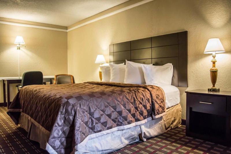 בית מלון כפרי Rodeway Inn Near Ybor City  Casino