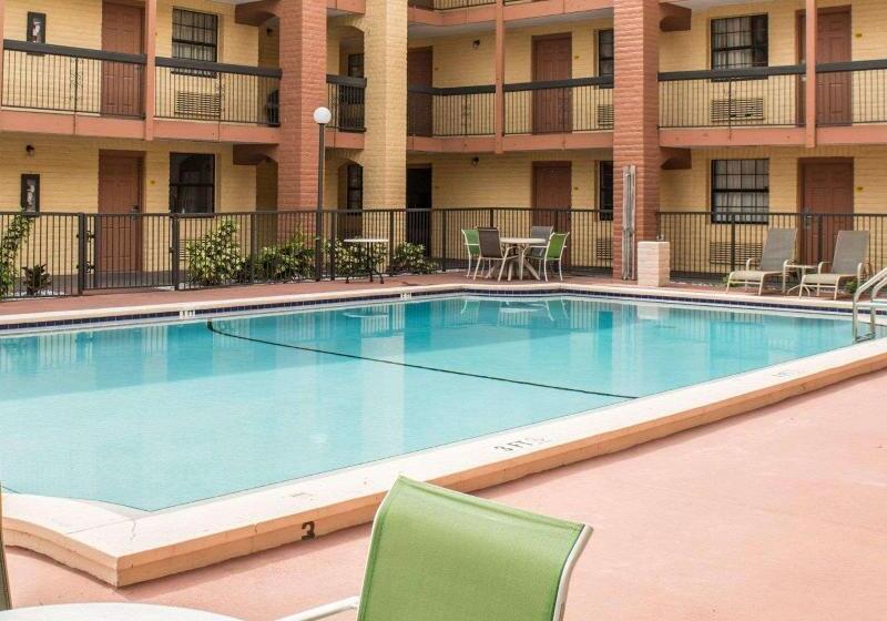 בית מלון כפרי Rodeway Inn Near Ybor City  Casino