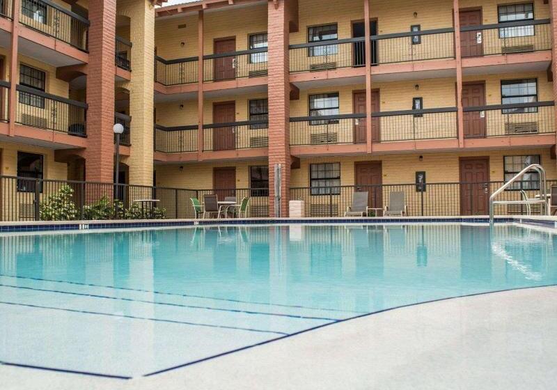 בית מלון כפרי Rodeway Inn Near Ybor City  Casino